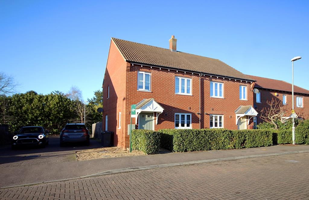 Prince Charles Avenue, Stotfold, Hitchin, SG5 3 bed semidetached house