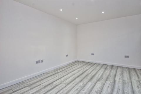 Studio to rent, Kenton Lane, Harrow Weald