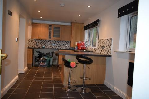 3 bedroom semi-detached house to rent, Vardon Close,