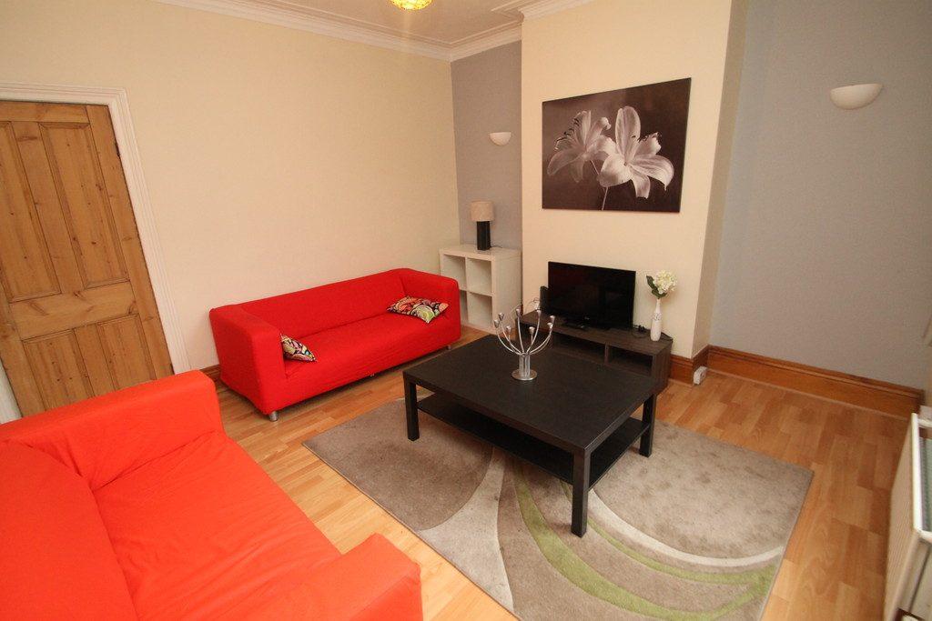 Low Lane, Horsforth, Leeds, LS18 5QL 4 bed house share £365 pcm (£84 pw)