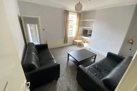 6 bedroom terraced house to rent, Chestnut Avenue, Hyde Park, Leeds, LS6 1BA