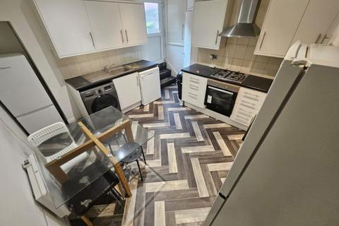 Chestnut Avenue, Hyde Park, Leeds, LS6 1BA