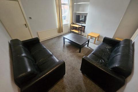 6 bedroom terraced house to rent, Chestnut Avenue, Hyde Park, Leeds, LS6 1BA