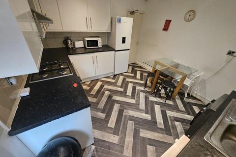 6 bedroom terraced house to rent, Chestnut Avenue, Hyde Park, Leeds, LS6 1BA