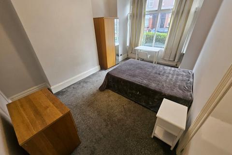 6 bedroom terraced house to rent, Chestnut Avenue, Hyde Park, Leeds, LS6 1BA