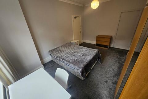 6 bedroom terraced house to rent, Chestnut Avenue, Hyde Park, Leeds, LS6 1BA