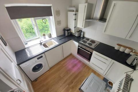 2 bedroom flat for sale - Wellstone Avenue, Bramley, Leeds, LS13 4DY