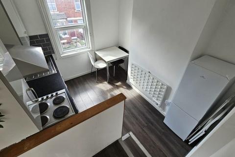 Flat 3, Brudenell Road, Hyde Park, Leeds, LS6 1JD