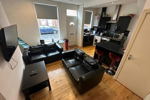 3 bedroom terraced house to rent, Harold View, Hyde Park, Leeds, LS6 1PP