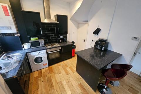 3 bedroom terraced house to rent, Harold View, Hyde Park, Leeds, LS6 1PP