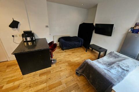 3 bedroom terraced house to rent, Harold View, Hyde Park, Leeds, LS6 1PP
