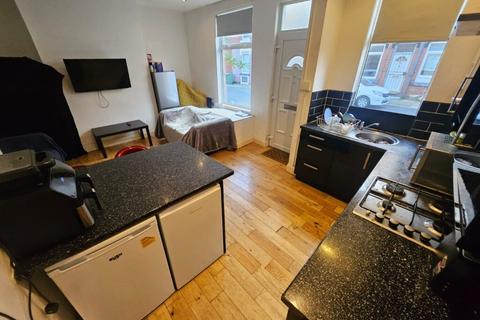 3 bedroom terraced house to rent, Harold View, Hyde Park, Leeds, LS6 1PP