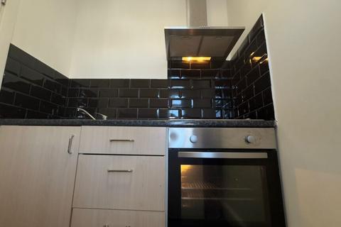 1 bedroom flat to rent, Harehills Lane, Harehills, Leeds, LS9 6HJ