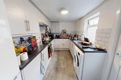 4 bedroom terraced house to rent, Lewes Road