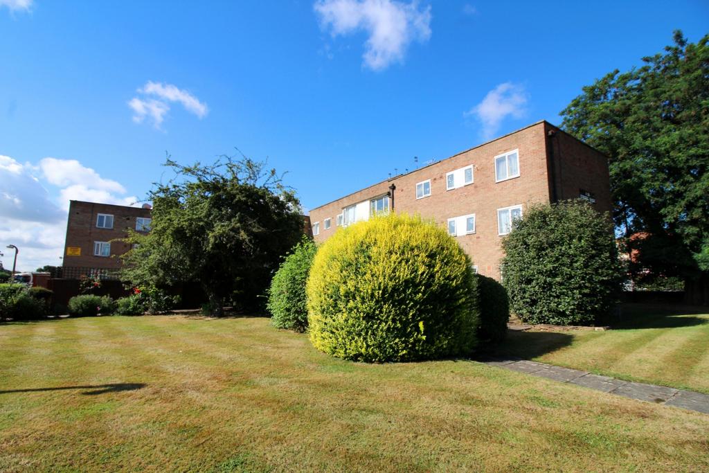 Large 2 Bedroom Flat - 2nd Floor. (Gated develop
