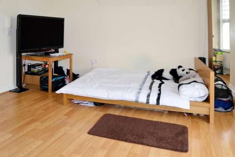 Studio to rent, High Street, Acton