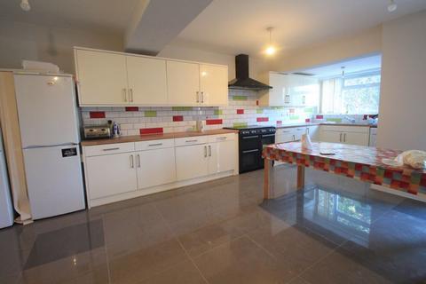 8 bedroom semi-detached house to rent, Whitehall Road, Uxbridge, UB8