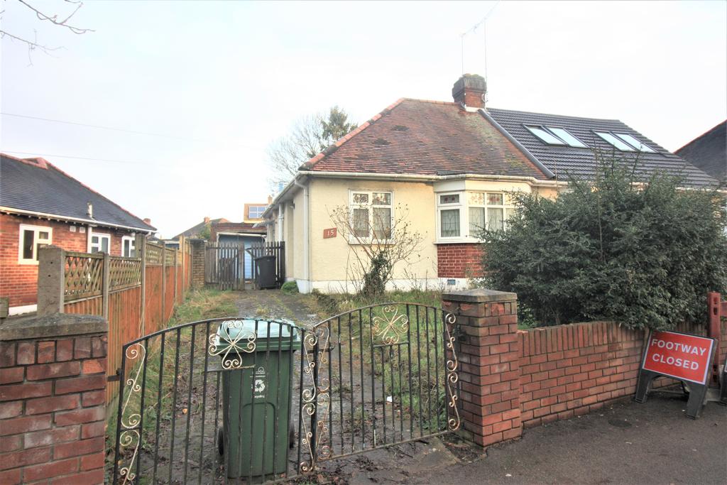 Yardley Lane, Chingford, London E4 2 bed semidetached bungalow for