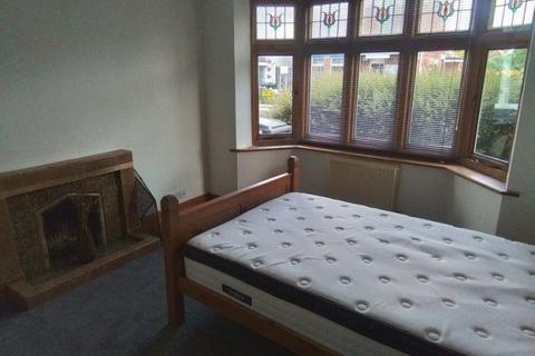 4 bedroom house share to rent - Ensbury Park Road
