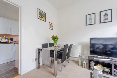 2 bedroom apartment to rent, Stanley Road, Sutton