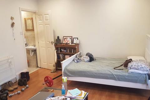 Studio to rent, Uxbridge Road, West Ealing, London, W7