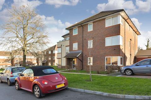 2 bedroom flat to rent, Dalmeny Way, Epsom