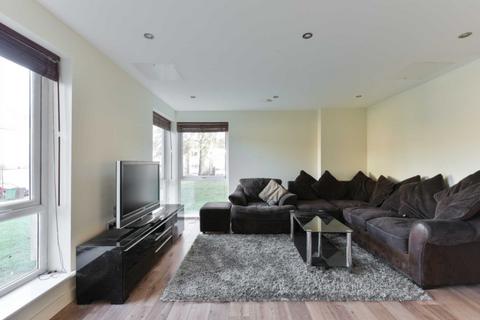 2 bedroom flat to rent, Dalmeny Way, Epsom