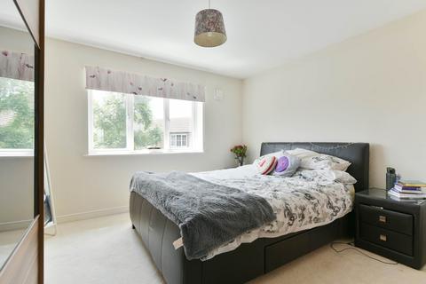4 bedroom semi-detached house to rent, Cuddington Avenue, Worcester Park
