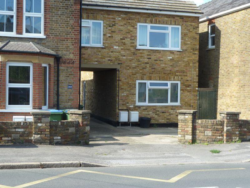 Hurst Road, West Molesey Studio £875 pcm (£202 pw)
