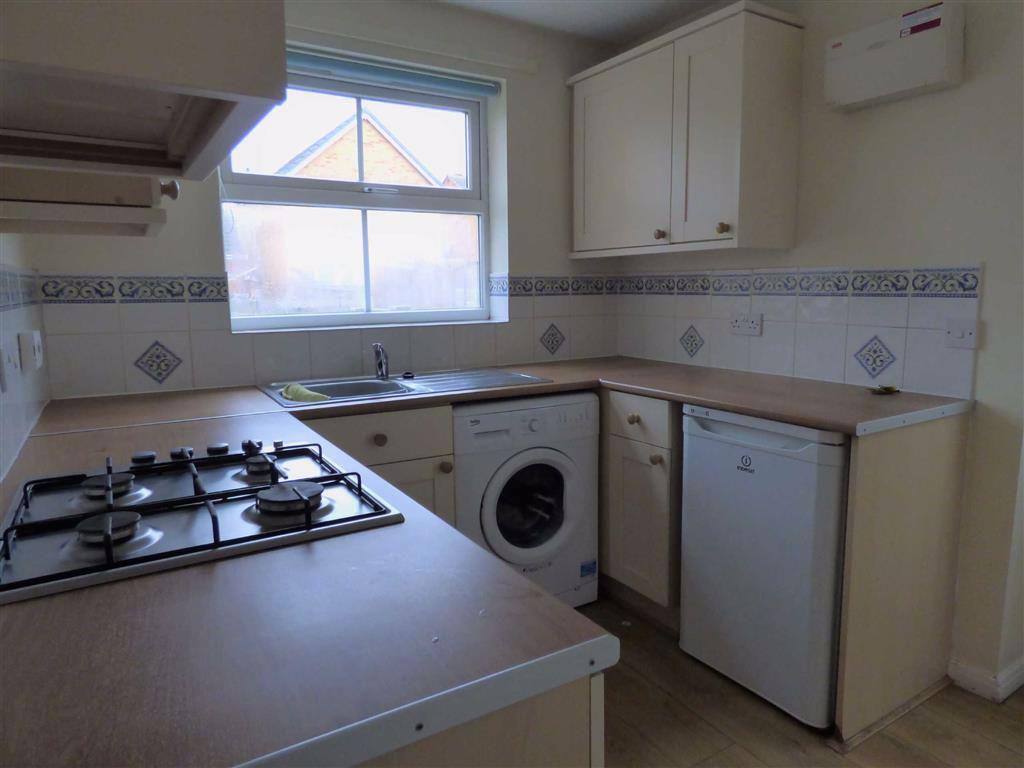 Blackwater Way, Kingswood 3 bed detached house £675 pcm (£156 pw)
