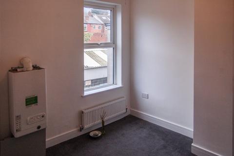 2 bedroom flat to rent, Holme Lane,