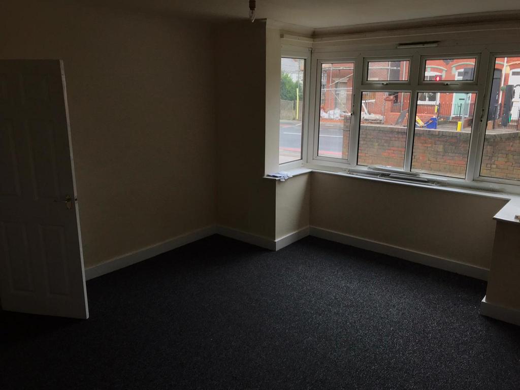 Park Lane West, Tipton, DY4 8LF 3 bed semidetached house £895 pcm (£