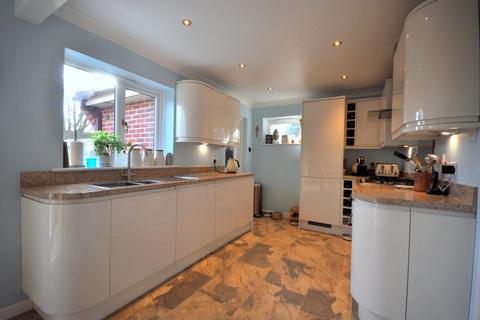 28 Wren Gardens, Alderholt, Fordingbridge, SP6 3PJ