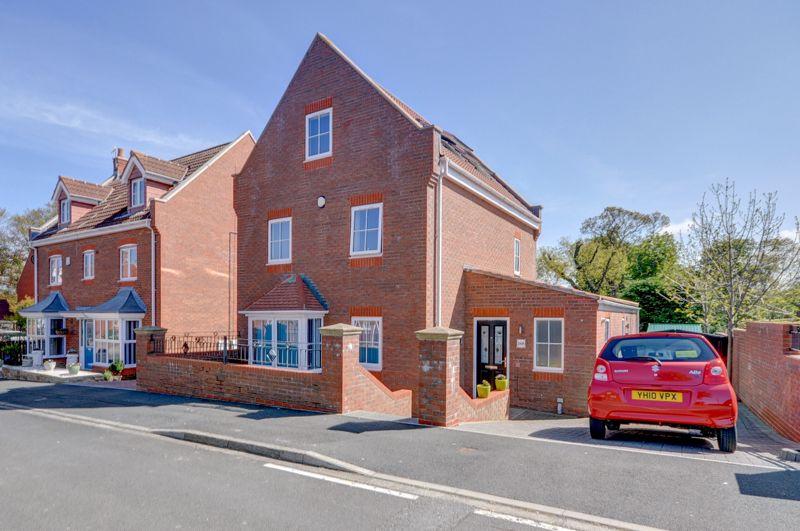 Shackleton Close, Whitby 3 bed detached house £310,000