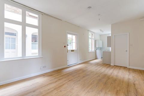 Studio to rent, Victoria Park Square, Bethnal Green, London, E2