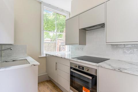 Studio to rent, Victoria Park Square, Bethnal Green, London, E2