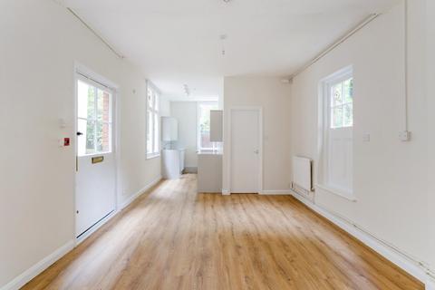 Studio to rent, Victoria Park Square, Bethnal Green, London, E2