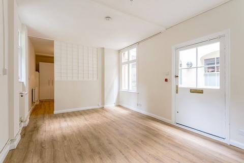 Studio to rent, Victoria Park Square, Bethnal Green, London, E2