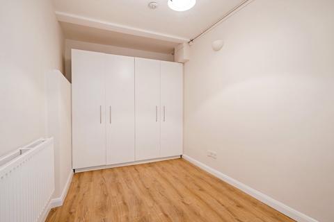Studio to rent, Victoria Park Square, Bethnal Green, London, E2