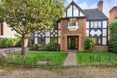 5 bedroom detached house to rent, Lancaster Close, Off Middle Hill, Englefield Green