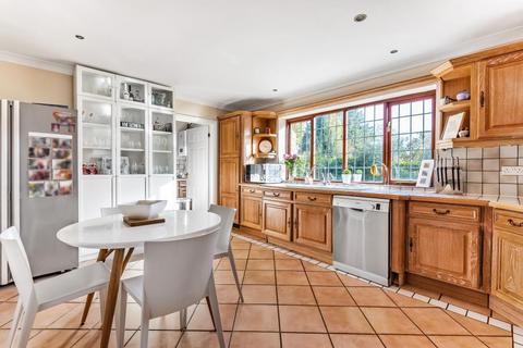 5 bedroom detached house to rent, Lancaster Close, Off Middle Hill, Englefield Green