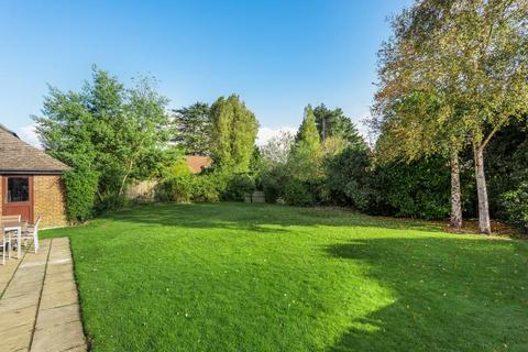 5 bedroom detached house to rent, Lancaster Close, Off Middle Hill, Englefield Green