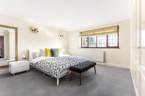 5 bedroom detached house to rent, Lancaster Close, Off Middle Hill, Englefield Green