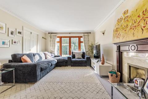 5 bedroom detached house to rent, Lancaster Close, Off Middle Hill, Englefield Green