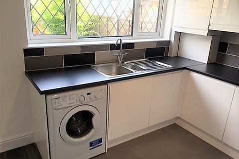 4 bedroom terraced house to rent, Mead Grove, Romford , RM6