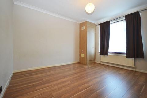 4 bedroom terraced house to rent, Grosvenor Crescent, Kingsbury