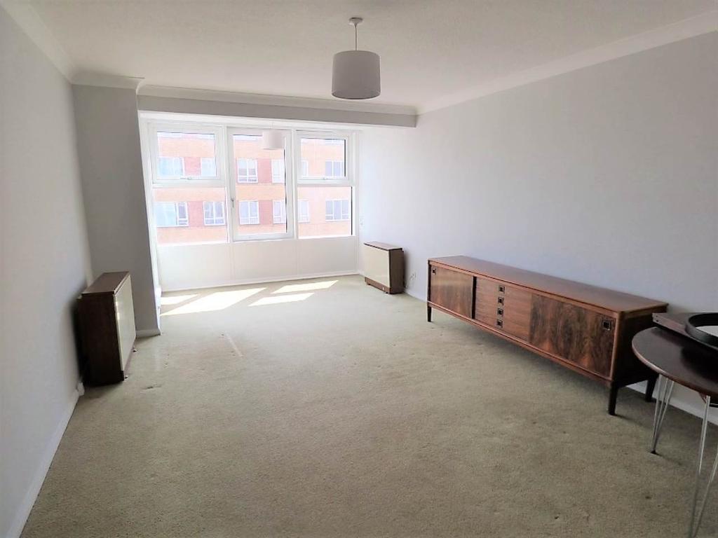 Channings, 215 Kingsway, Hove 3 bed flat £995 pcm (£230 pw)