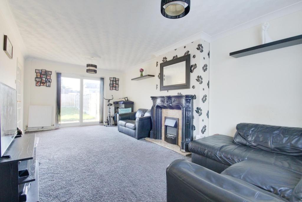 Bell Avenue, Harold Hill, Romford, Essex, RM3 3 bed end of ...