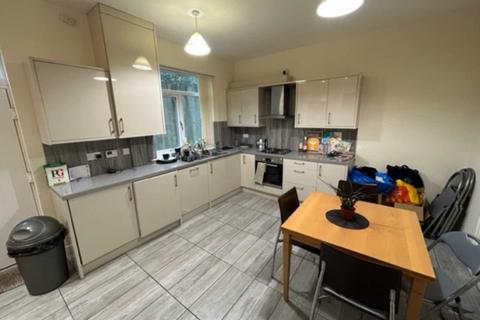 5 bedroom end of terrace house to rent, Albion Road, Fallowfield