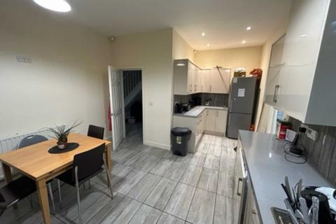 5 bedroom end of terrace house to rent, Albion Road, Fallowfield